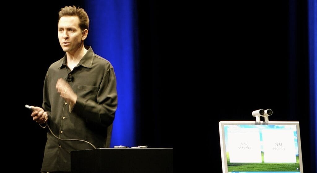 Scott Forstall: il genio cancellato da Apple 1 Scott Forstall mostra l'iPhone sul palco