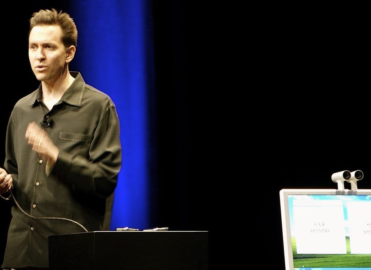 Scott Forstall mostra l'iPhone sul palco