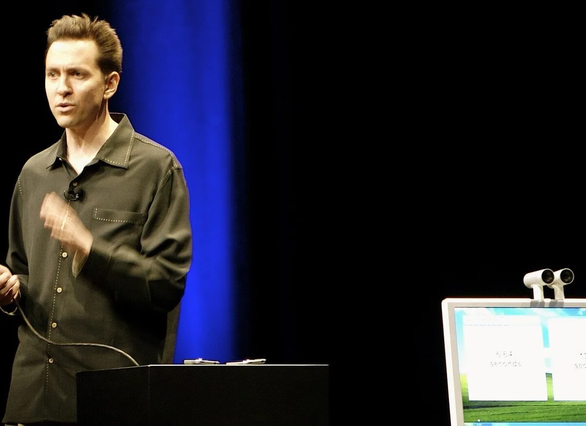 Scott Forstall mostra l'iPhone sul palco