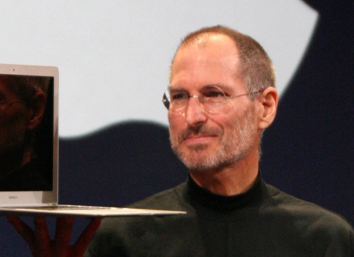 Steve Jobs presenta un MacBook Air durante una presentazione Apple