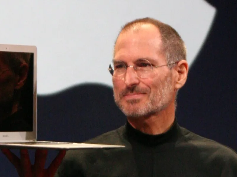 Steve Jobs presenta un MacBook Air durante una presentazione Apple