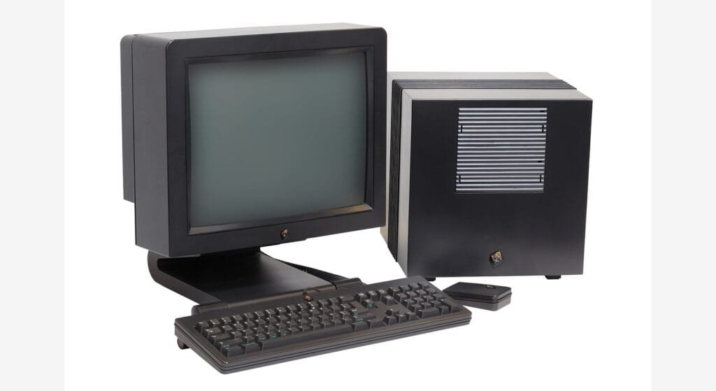 Un NeXTcube con monitor e periferiche