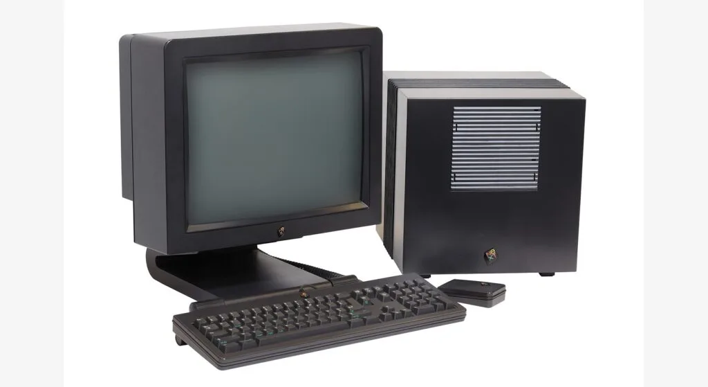 Steve Jobs non era un buon capo: sapeva cosa contava 2 Un NeXTcube con monitor e periferiche