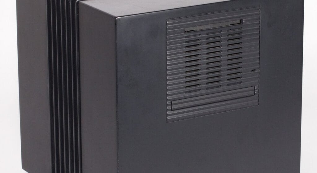 Il computer NeXT Cube, simbolo dell'azienda fondata da Steve Jobs dopo l'uscita da Apple
