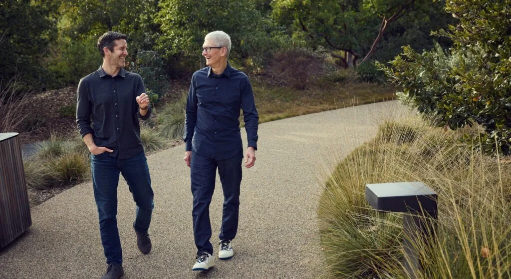 John Ternus ad Apple Park con Tim Cook