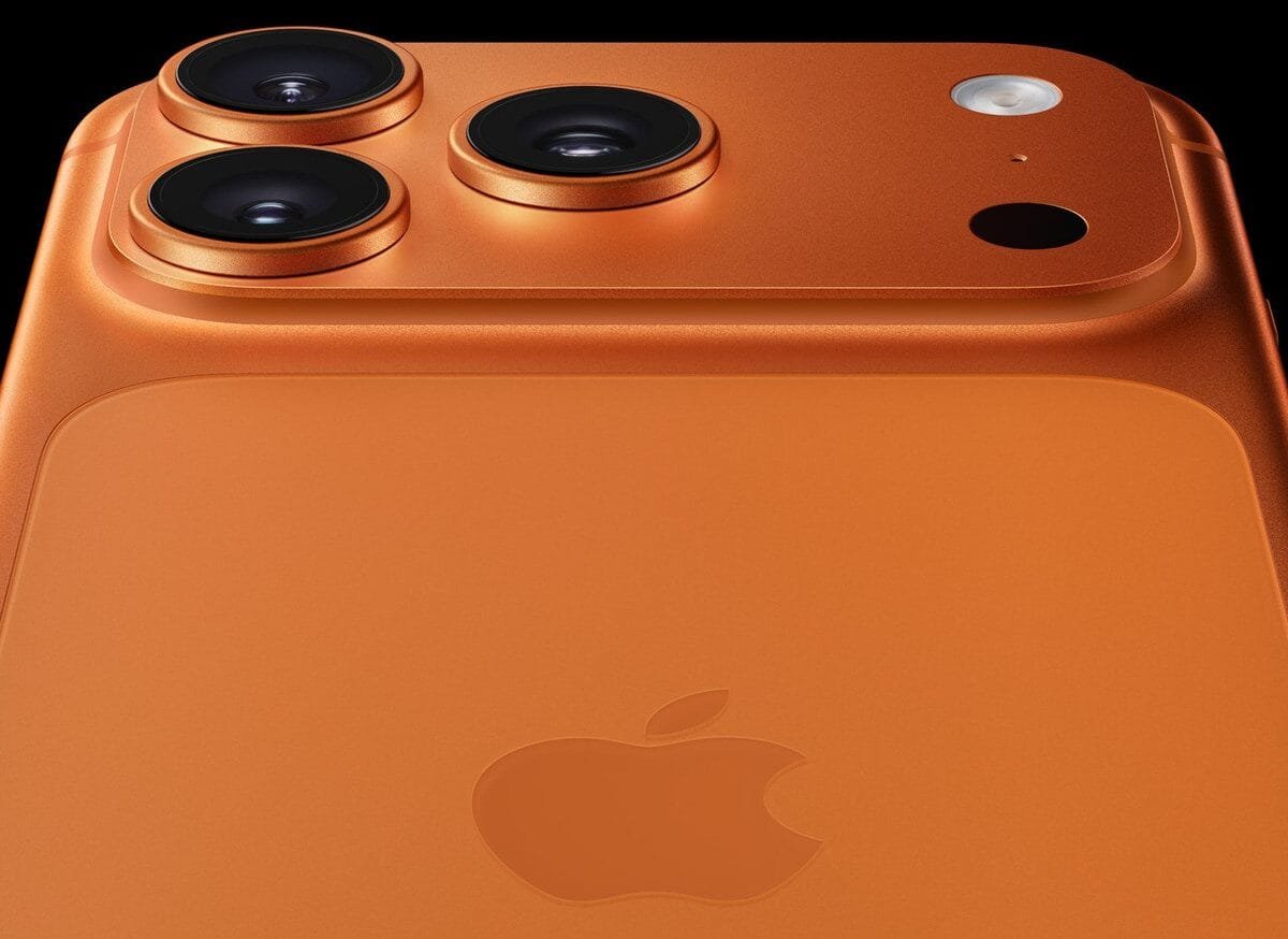 iPhone 17 Pro colorazione Cosmic Orange, primo piano del comparto fotografico (foto ufficiale Apple)