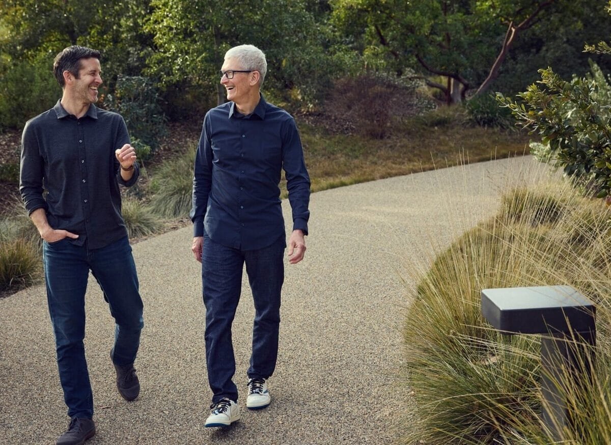 John Ternus e Tim Cook camminano ad Apple Park