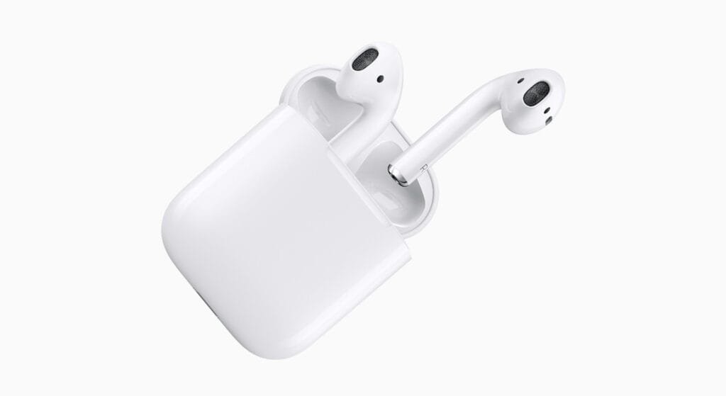 Gli AirPods compiono 10 anni: derisi come cotton fioc, diventati il prodotto più amato di Apple 1 AirPods di prima generazione nella custodia, comunicato Apple 2016