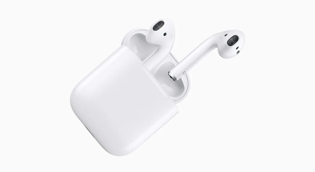 Gli AirPods compiono 10 anni: derisi come cotton fioc, diventati il prodotto più amato di Apple 1 AirPods di prima generazione nella custodia, comunicato Apple 2016