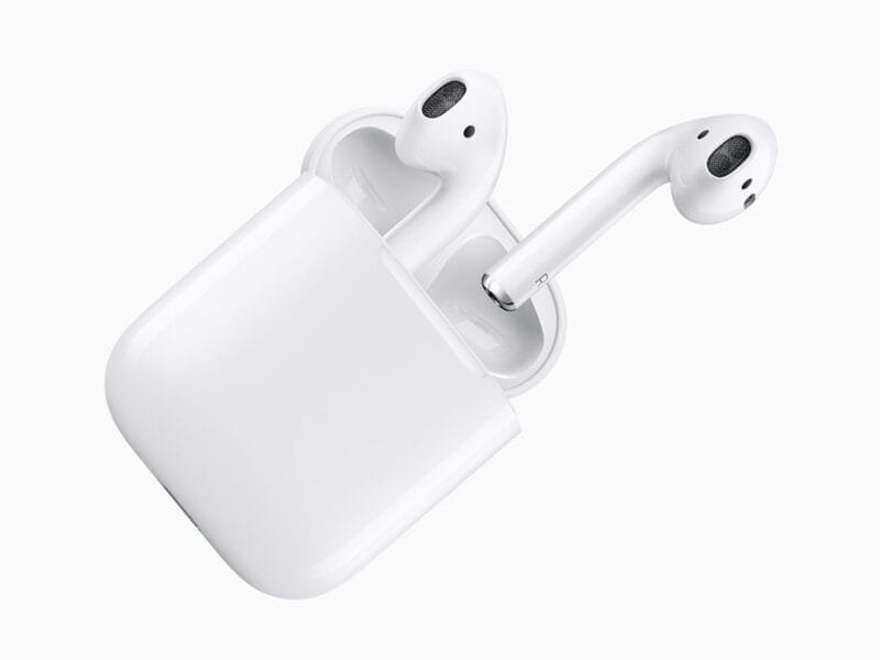 Gli AirPods compiono 10 anni: derisi come cotton fioc, diventati il prodotto più amato di Apple