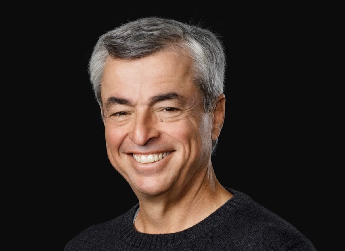 Eddy Cue, senior vice president Services and Health di Apple, ritratto ufficiale su sfondo scuro