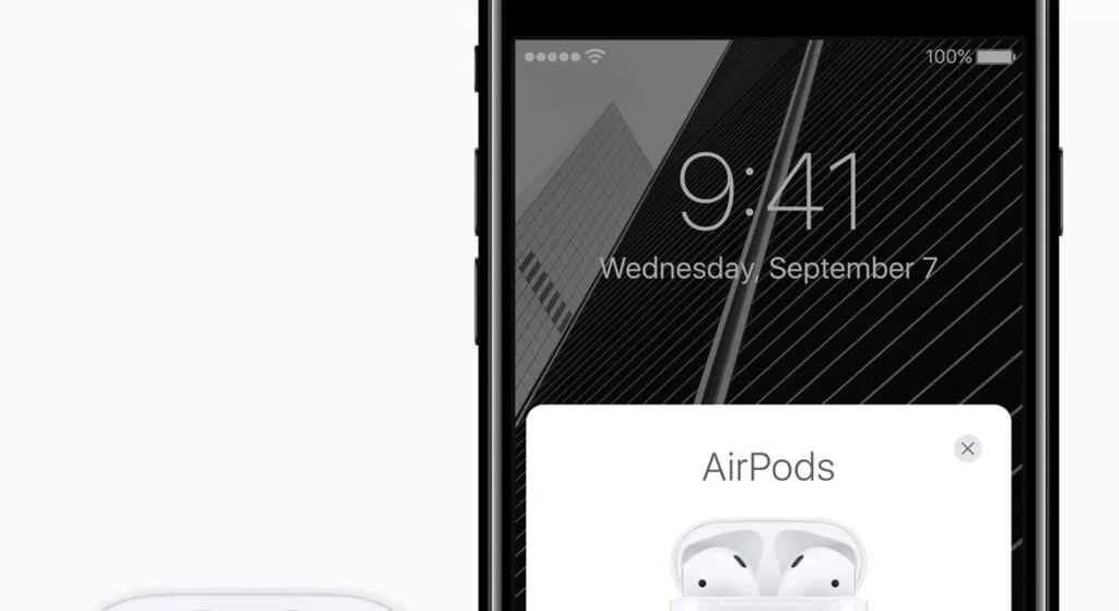 Gli AirPods compiono 10 anni: derisi come cotton fioc, diventati il prodotto più amato di Apple 2 AirPods di prima generazione che si collegano all'iPhone