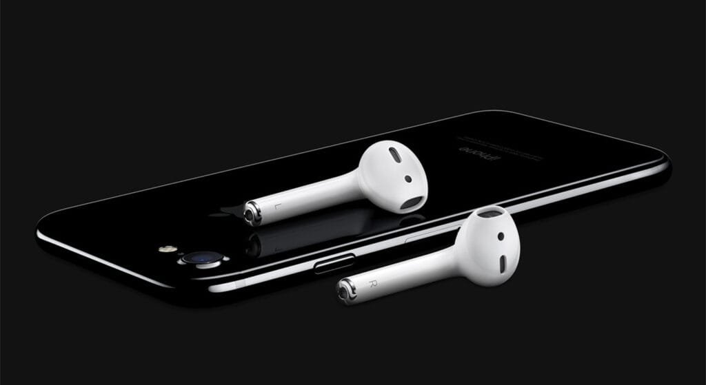 Gli AirPods compiono 10 anni: derisi come cotton fioc, diventati il prodotto più amato di Apple 3 AirPods con iPhone 7, il lancio del 2016