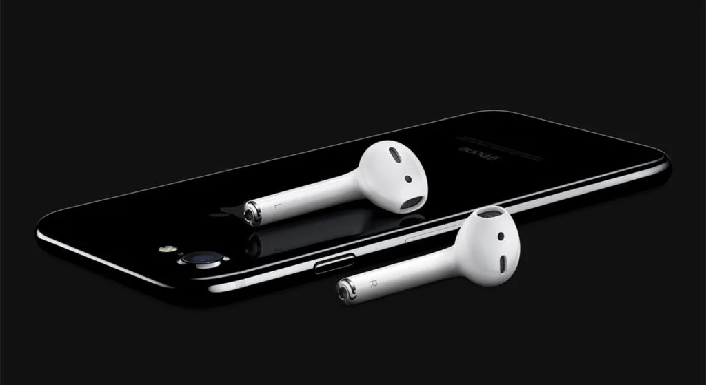 Gli AirPods compiono 10 anni: derisi come cotton fioc, diventati il prodotto più amato di Apple 3 AirPods con iPhone 7, il lancio del 2016