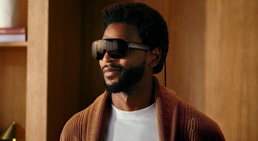 Meta VR Glasses: 100 grammi sul viso, il computer sta nel puck 3 Meta VR Glasses indossate nel visual del comunicato Meta