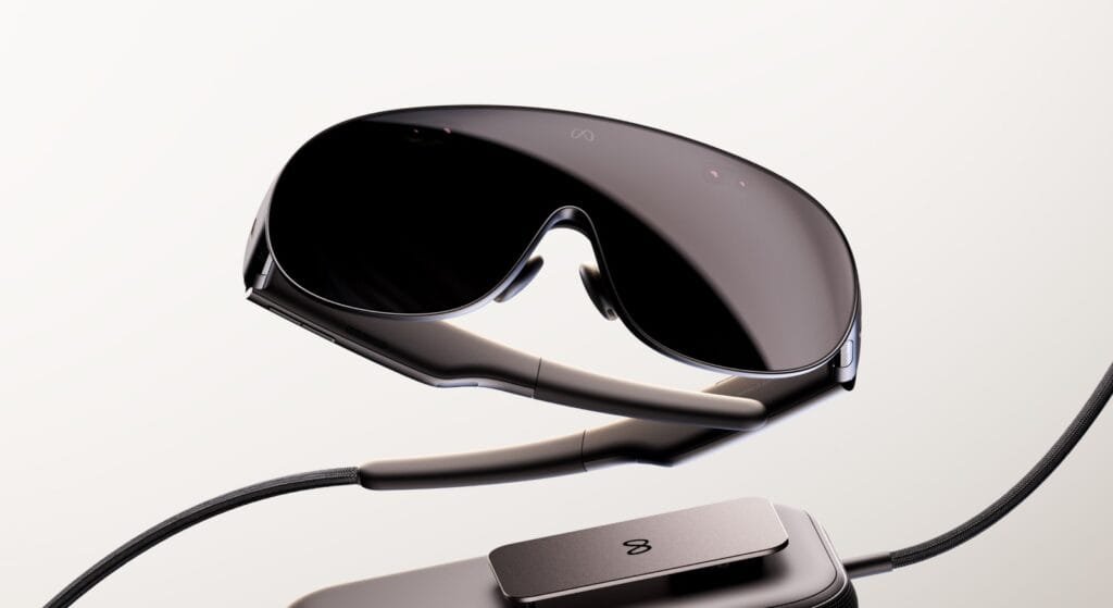 Meta VR Glasses: 100 grammi sul viso, il computer sta nel puck 1 Meta VR Glasses con puck e cavo, nel materiale ufficiale Meta