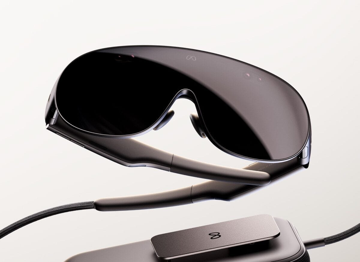 Meta VR Glasses con puck e cavo, nel materiale ufficiale Meta