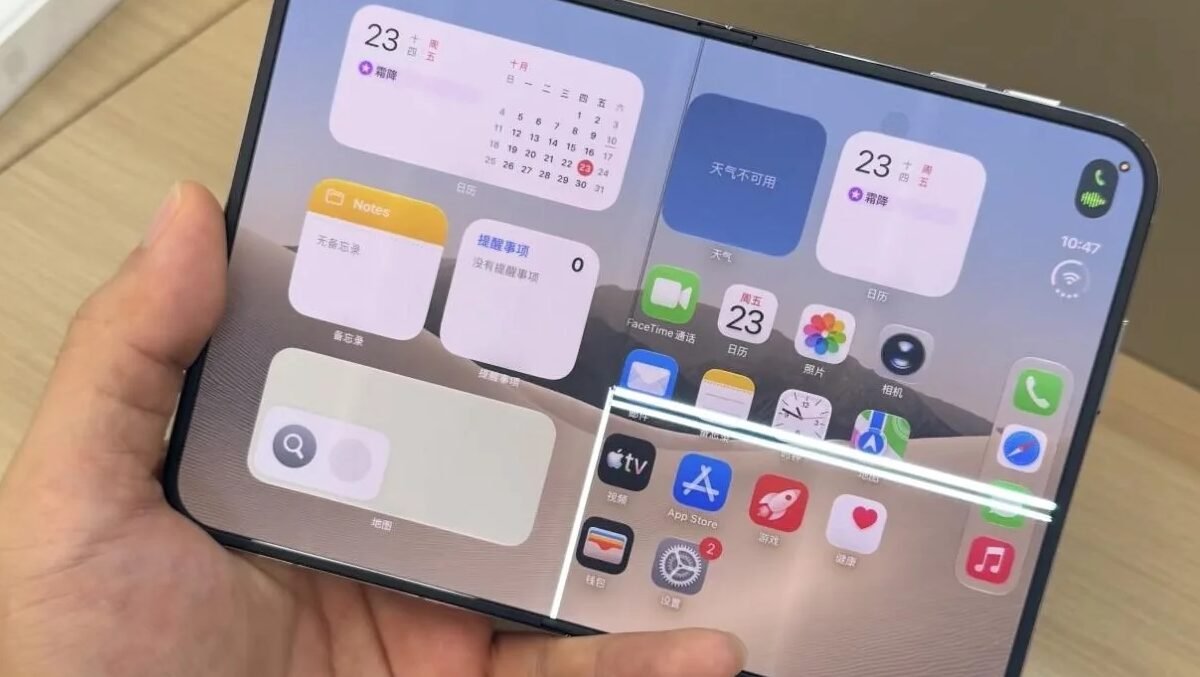 iPhone Duo con il display interno crepato lungo la linea della cerniera