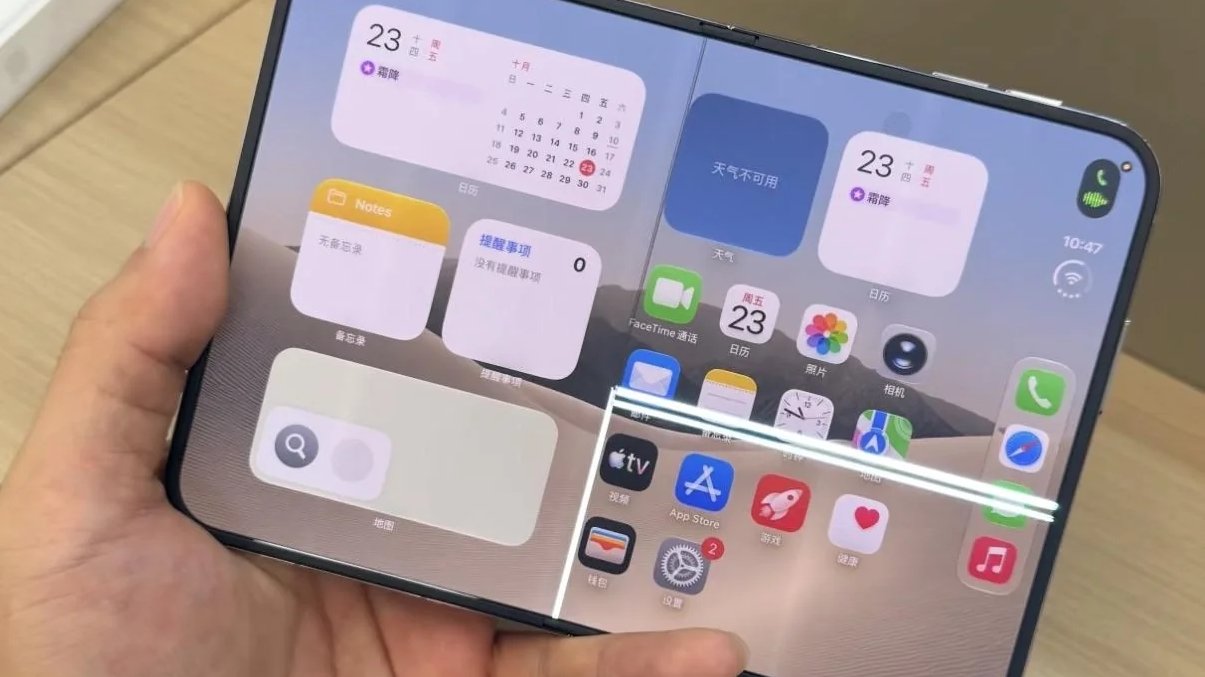 iPhone Duo con il display interno crepato lungo la linea della cerniera