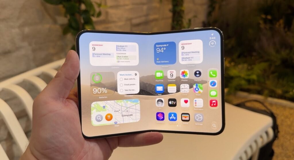 iPhone Duo aperto tenuto in mano con il display interno acceso