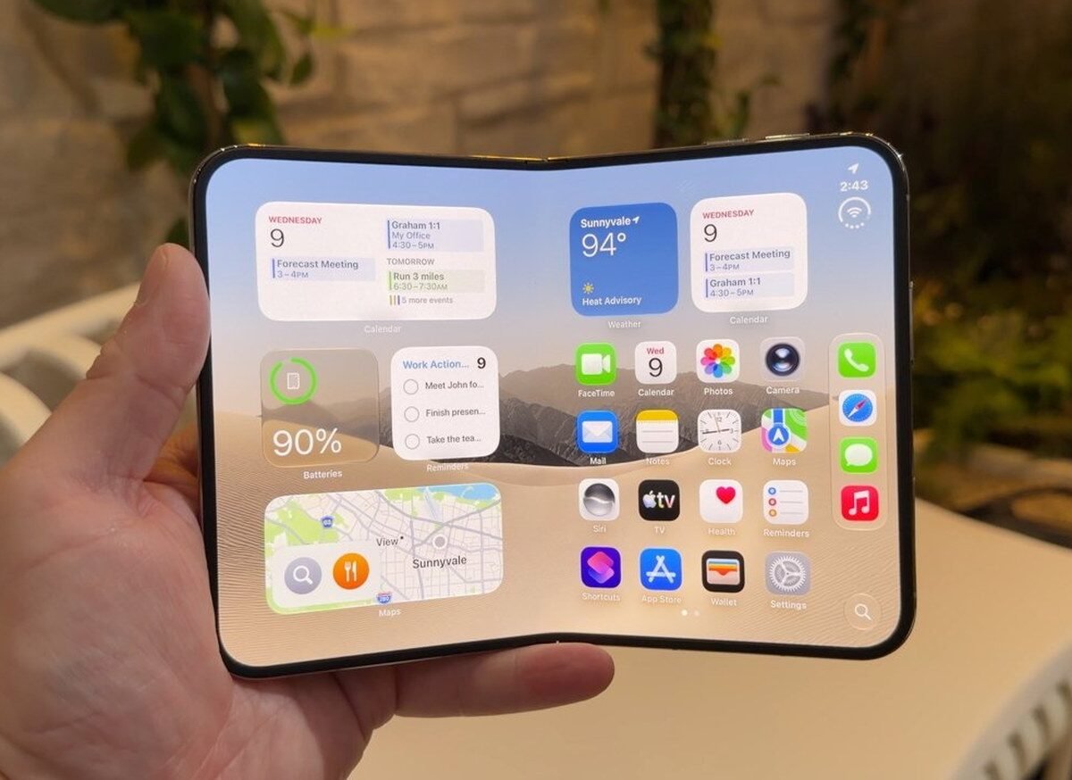 iPhone Duo aperto tenuto in mano con il display interno acceso