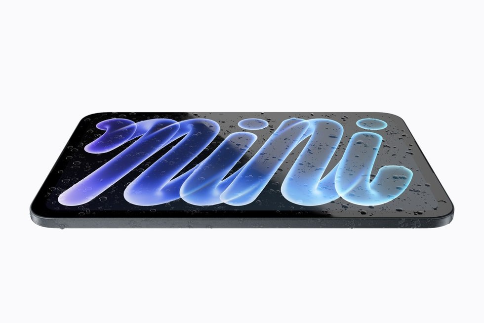 Il nuovo iPad mini immerso in acqua, a mostrare la certificazione IP67