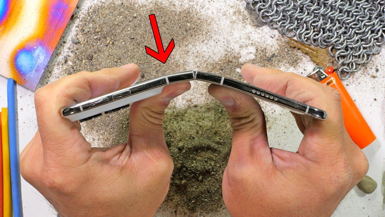 Il test di durata di JerryRigEverything sull'iPhone Duo