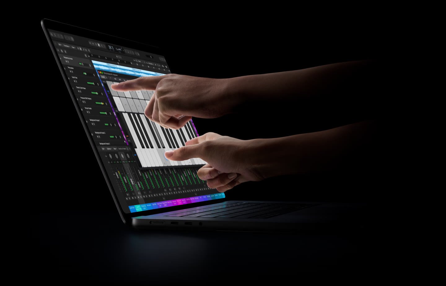 MacBook Pro OLED touchscreen con display PROLED XDR: prezzi Italia 2 MacBook Pro OLED touchscreen da 16 pollici con display PROLED XDR, nero siderale: le mani interagiscono con Logic Pro tramite il display touch