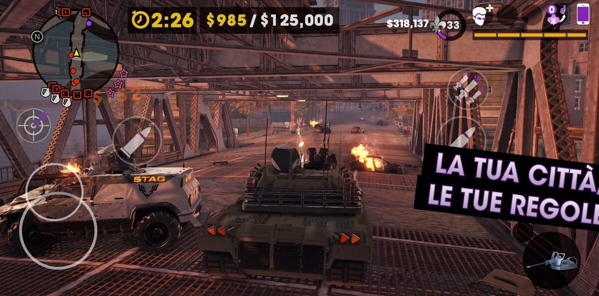 Schermata di Saints Row The Third Remastered su iPhone: un carro armato attraversa un ponte di Steelport, con i comandi touch visibili sullo schermo