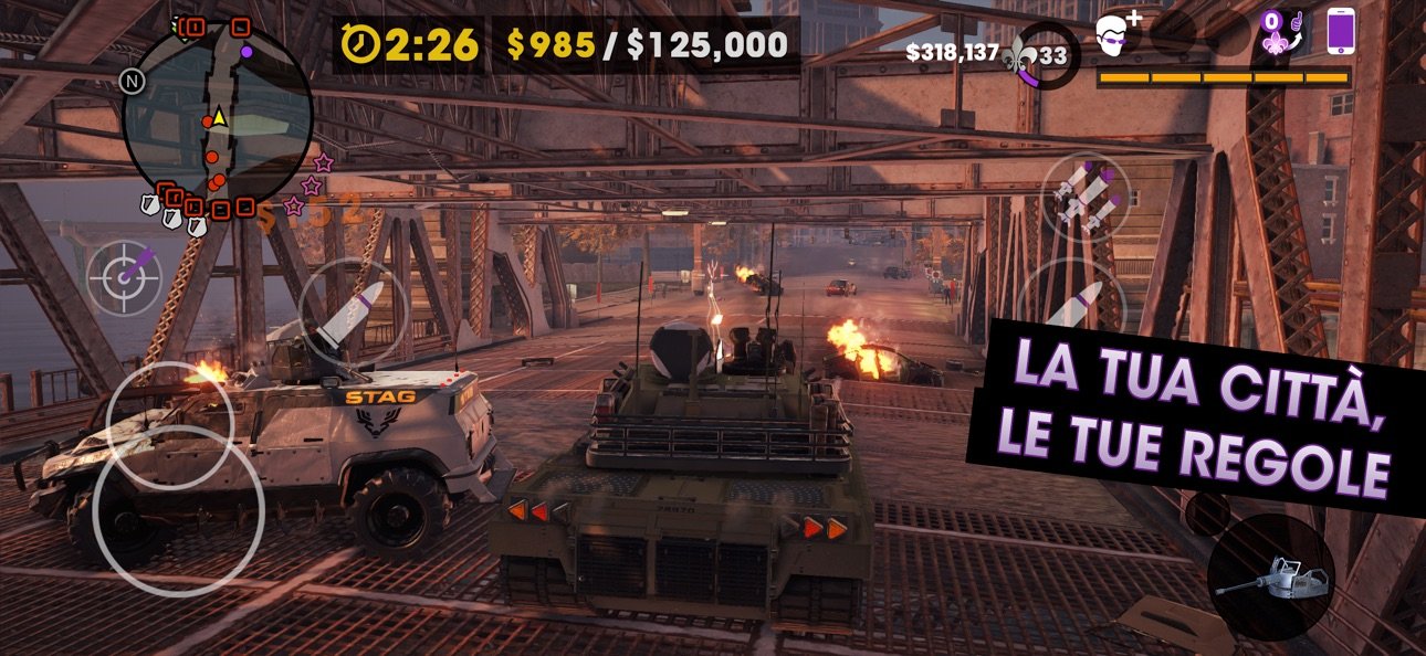 Schermata di Saints Row The Third Remastered su iPhone: un carro armato attraversa un ponte di Steelport, con i comandi touch visibili sullo schermo