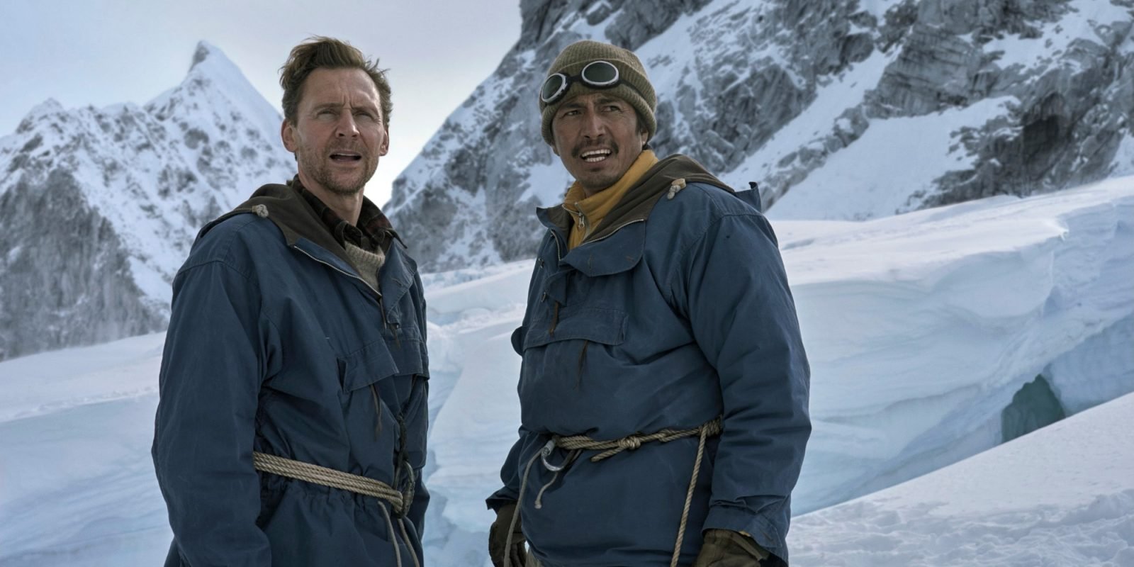 Tom Hiddleston e Genden Phuntsok nei panni di Edmund Hillary e Tenzing Norgay, legati alla stessa corda tra i ghiacci dell'Everest