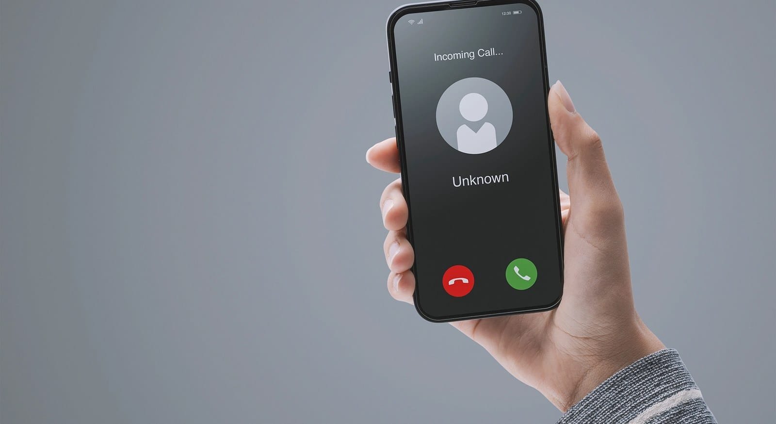 Truffe con la voce clonata al telefono: come riconoscerle ed evitarle 2 Smartphone con chiamata sospetta